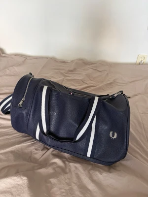 Fred Perry Barrel Bag/Weekendväska/Axelremsväska/Duffelnbag marinblå/vit - Äldre modell som inte säljs längre. Toppskick, knappt använd.