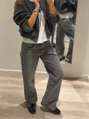 Jeans med diamanter  - Använda 1-2 gånger