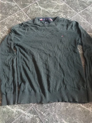 Tommy hilfiger tröja - En mörkgrön tröja från tommy hilfiger. Storleken är Xs. Skicket är mycket bra, bara lite skrynklig. Hör av dig vid fler frågor eller bilder