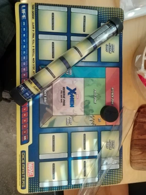 Marvel Dice Masters X-Men spelmatta /Båda 2 för 35kr - Säljer en färgglad spelmatta från Marvel Dice Masters med X-Men-tema. Mattan har tydliga fält för spelmoment och är gjord i mjukt material som passar perfekt för tärningsspel. Perfekt tillbehör för dig som gillar strategispel och samlarkort.