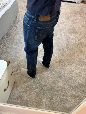 Replay jeans  - Replay Willbi Jeans | skick 9/10 | Storlek 33/30 | Pris - 549kr | Modellen är ca 179cm lång | Hör av dig vid minsta fråga eller fundering!!