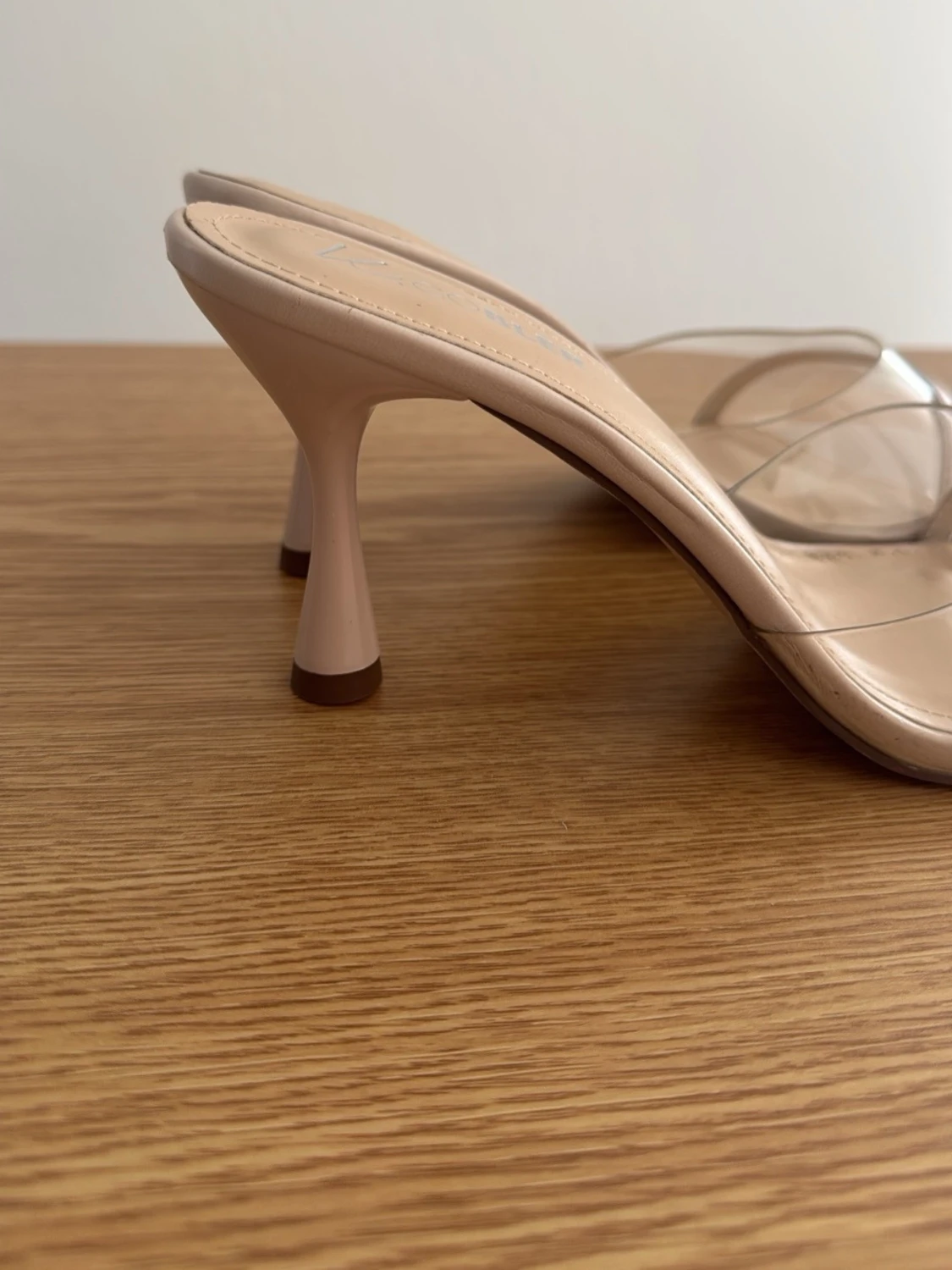 Beige pumps med transparent rem - 2