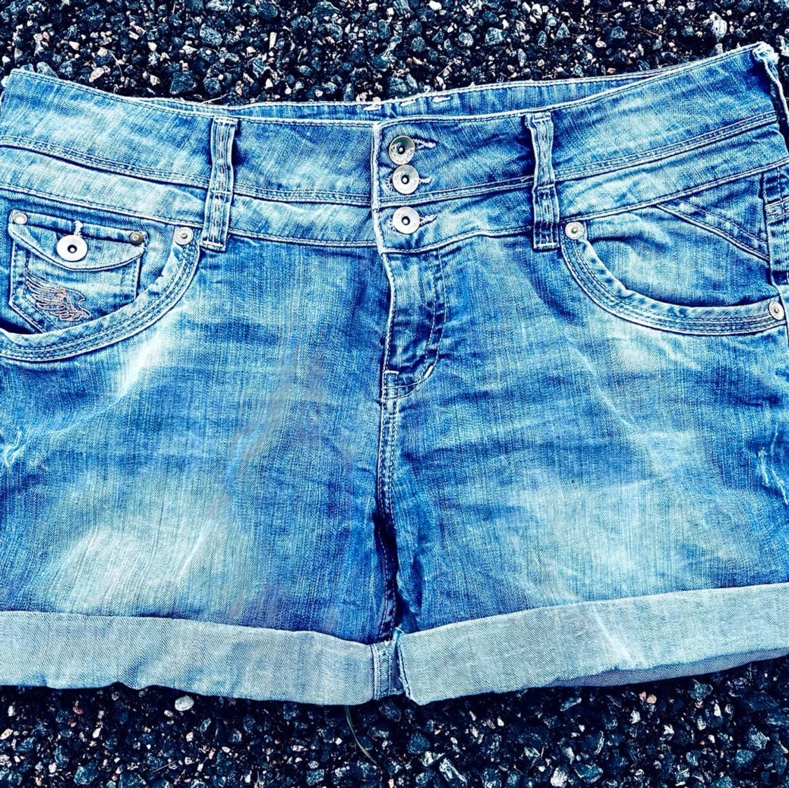Snygga denimshorts i femficksmodell med fina detaljer från Lindex! - 1