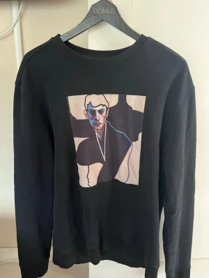Limitato sweatshirt med tryck - Svart sweatshirt från limitato med ett stort konstnärligt tryck på bröstet. Det är storlek 3XL men sitter mer som en XL