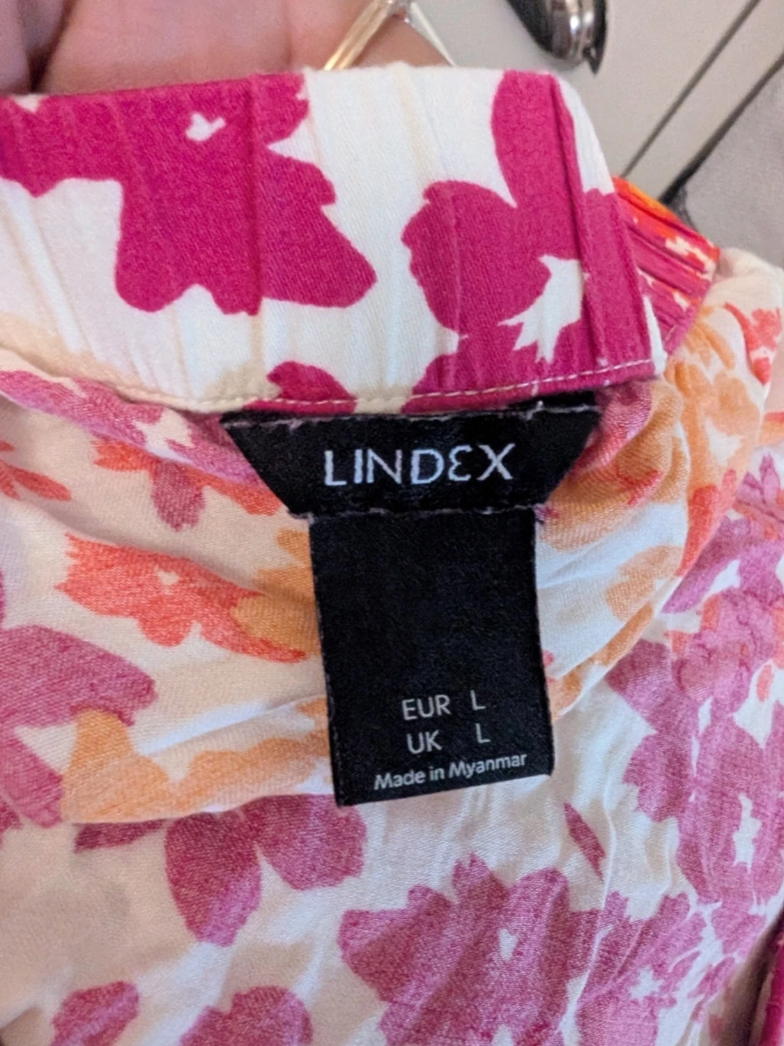 Blommig offshoulder blus i starka färger stl L - 2