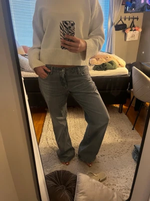 Grå Zara jeans - Säljer ett par gråa jeans med rak passform och lite baggy. Säljer då de inte kommer till användning, jag har använt dem en gång!