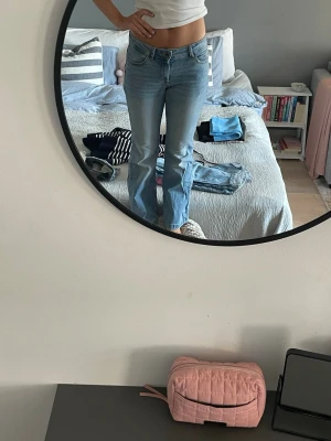 Ljusblå bootcut  jeans med låg midja - Blå låg midjas bootcut jeans från JDY