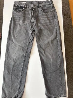 Grå baggy jeans i denim från Zara - Säljer ett par gråa baggy jeans från Zara, jeansen är i relativt gott skick med viss slitage runt fickorna.