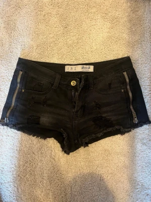 Svarta low waist jeansshorts - Jättecoola vintage jeansshorts. Köpta utomlands på marknad och i bra skick. ☺️
