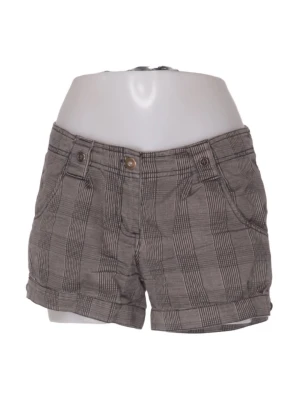 Grå rutiga shorts med fickor - Snygga grå shorts med rutigt mönster och uppvikta benslut. Shortsen har fram- och bakfickor med knappdetaljer och bälteshällor i midjan. Perfekta för en avslappnad och trendig stil.