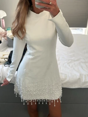 Odd muse pärl klänning - Trendig mini klänning från Odd muse, är i tjockt kostym material med festliga pärlor på underkjolen. Den är endast prövad. Den är storlek XS men skulle säga att den passar en S med. Nypris är runt 2000kr eftersom tull tillkommer, säljer min för 870!