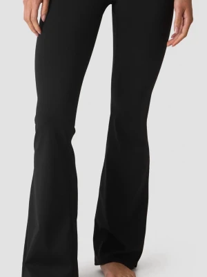 Svarta utsvängda leggings - Snygga svarta leggings med utsvängda ben och hög midja. De är tighta upptill och har en klassisk, stilren look som passar till många olika outfits. Materialet ser stretchigt och bekvämt ut, perfekt för en trendig och avslappnad stil.