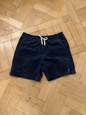 Ralph Lauren manchester shorts - Ralph Lauren manchester shorts i storlek xs passar någon runt 170-175. Perfekt skick använda ungefär 2 gånger.