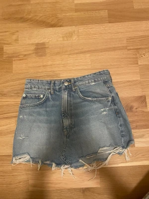 Blå jeanskjol från Zara  - Endast tvättad säljer då den ej passade mig. Köpt för 399kr💞