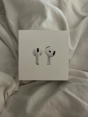 Nya AirPods 4 - Säljer ett par helt nya och oanvända AirPods 4. Förpackningen är fortfarande obruten och hörlurarna är aldrig öppnade.  Digitalt kvitto finns som bevis på köp.  Säljes då de inte kommer till användning.
