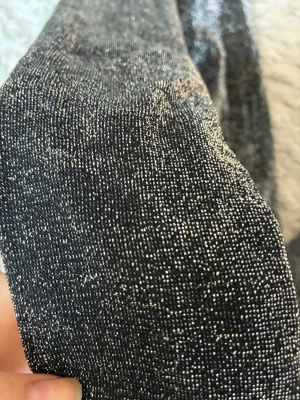 Glittriga svarta strumpbyxor - Säljer ett par svarta strumpbyxor med silverglittrig effekt. Materialet är tunt och stretchigt med massor av små glittrande trådar som ger en snygg och festlig look. Perfekta för att lyfta vilken outfit som helst med lite extra bling.står tyvärr ingen storlek i dem men jag har 146/152 och de är lite korta för mig men om man är lite kortare och har 146/152 skulle de nog funka och de funkar även om man har en mindre storlek, de är bara använda en gång.
