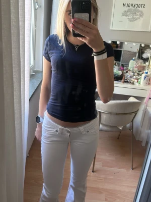 Mörkblå tight t-shirt - Säljer en mörkblå, tight t-shirt med korta ärmar och rund hals. Perfekt basplagg som är enkel att matcha till olika outfits. Tillverkad i mjuk bomull som känns skön mot huden.
