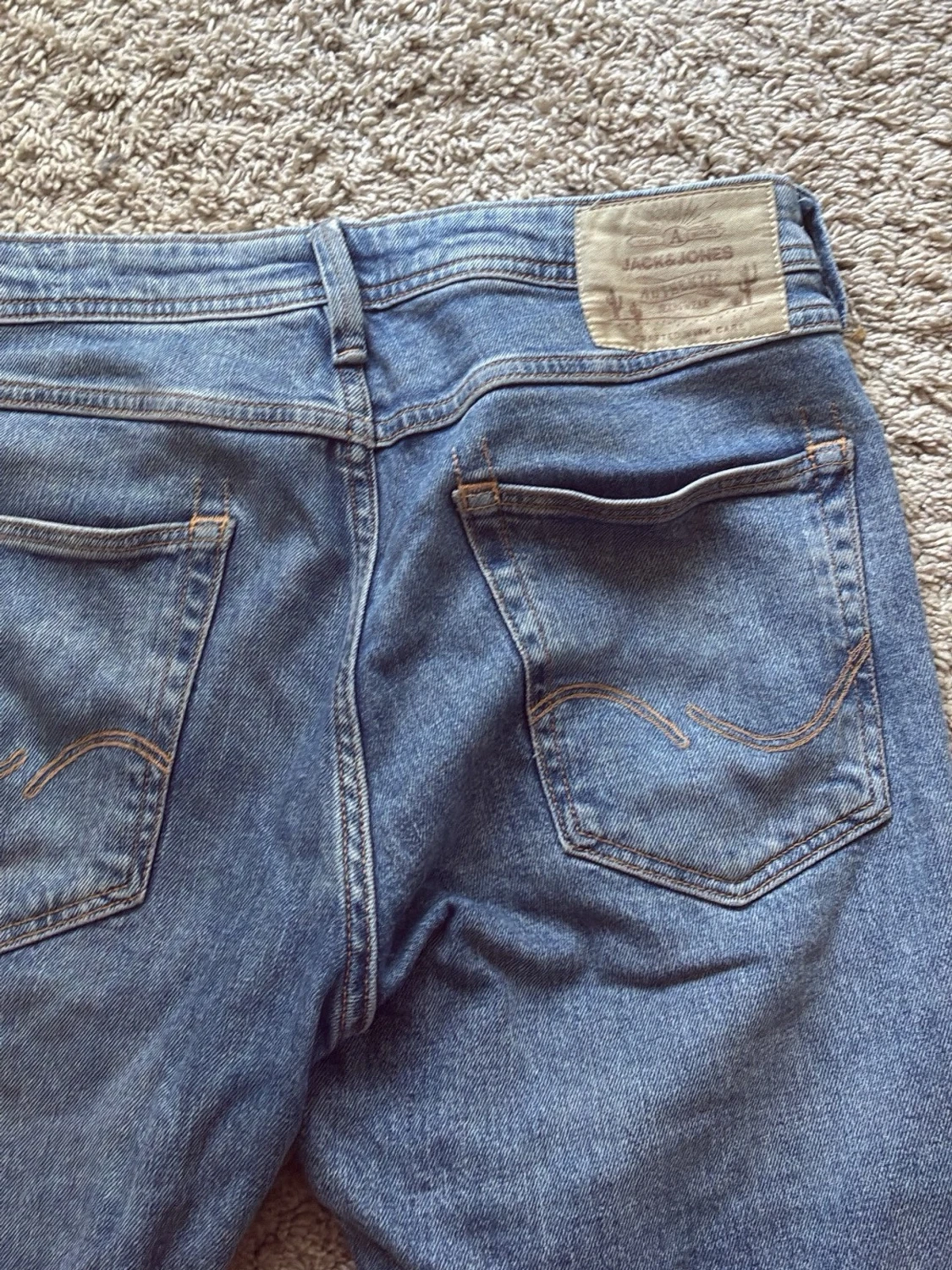 Blå raka jeans med slitning - 3