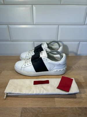Valentino Open - Opens i mycket bra skick | Storlek: 40 kan passa 41 | Ingår: Dust bag och kort | Vid frågor eller diskussion om pris är det bara att skriva✍🏼| Frakt inom 48h📦