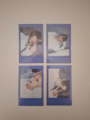 ENHYPEN Daydream polaroidkort set - Fyra polaroidkort med medlemmar från ENHYPEN, från Daydream-serien. Korten har blå ram och baksidan är blå med vit text. Perfekt för samlare av K-pop merch eller fans av ENHYPEN.