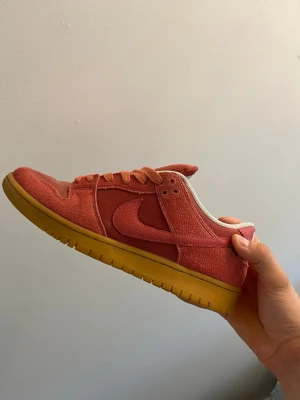 Nike och Jordans - Nike sb dunk low ”Adobe” i storlek 42,5. Låda medföljer samt finns även vita extra snören som medföljer.  Pris: 800kr Jordan 1 hi ”lost and found” i storlek 43. Låda medföljer samt byter till svarta original snören, finns möjlighet att få med vita också om det önskas. Pris: 800kr Jordan 3 ”fire red” i storlek 43. Lådan medföljer även dessa.  Pris: 1000kr Jordan 1 mid ”starfish pure platinum” storlek 44. Låda medföljer. Pris 600kr Dunk ”la dodgers” stl 42,5. Låda samt snören finns. Pris: 700kr