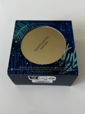 bareMinerals Original Mineral Foundation 18 g. Oöppnad - Oöppnad bareMinerals Original Loose Mineral Foundation i deluxe-storlek. Failry Light. Mineralpuderfoundation med naturlig finish och SPF 15. Kommer i en rund burk med guldfärgat lock och elegant blå förpackning med gröna detaljer. Innehåller 18 g.