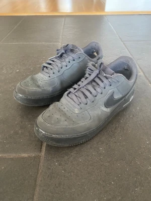 Nike air force 1 - Säljer ett par klassiska Nike Air Force 1 i helsvart färg. Skorna är använda men fortfarande i bra skick med mycket liv kvar. Perfekta som vardagsskor – passar till allt.  * Storlek: 42 * Färg: Svart * Skick: Använda (se bilder för detaljer) * Bekväma och stilrena sneakers * Klassisk modell som aldrig går ur stil  Små tecken på slitage finns, men inget som påverkar funktionen.
