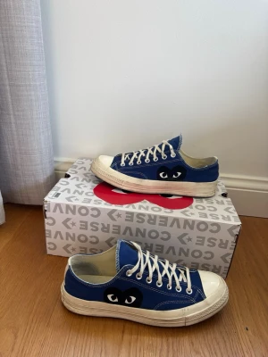 Blå Converse x CDG Play sneakers - Hej! 👋 skick 9/10 Inga defekter Box ingår och priset kan diskuteras vid smidig affär! Storlek 45