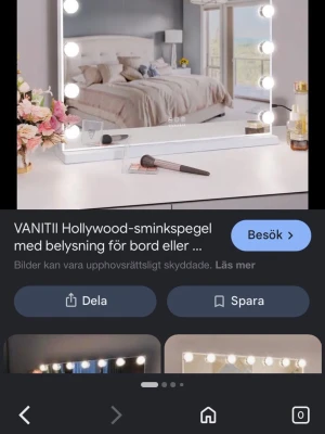 Hollywood sminkspegel med belysning - Stilren Hollywood-inspirerad sminkspegel med vit ram och inbyggda LED-lampor runt spegelns kanter. Perfekt för att få jämnt ljus när du sminkar dig. Spegeln står stadigt på bordet och har en modern, lyxig känsla som lyfter hela rummet. Betalning sker via vanlig Swish, frakt diskuteras 