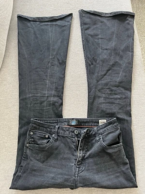 Svarta bootcut jeans från Crocker - Säljer ett par svarta flarejeans från Crocker med klassisk femficksdesign. Påminner om cheap Monday jeansen fast lite mer medel midja 