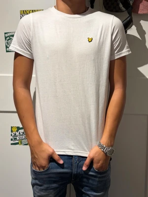 Lyle Scott t shirt  - Vit lyle Scott t shirt i storlek 14-15 år. Hör av dig vid funderingar 😁