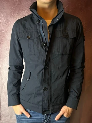 J.lindeberg field jacket bailey  - Mycket fint skick | Size S (modellen är 188 cm 74 kg) | fraktar spårbart inom 24 timmar | för att köpa klicka ”köp nu” | vid frågor eller funderingar skriv ett meddelande | följare får bättre rabatter🙌