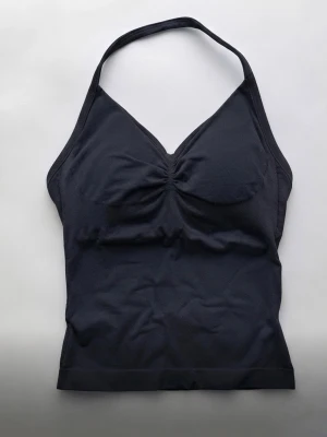 Svart halterneck linnetopp - Snygg svart linnetopp med halterneck och lätt rynkad detalj vid bysten. Toppen är ärmlös och har en figurnära passform och passar som S-M🥰