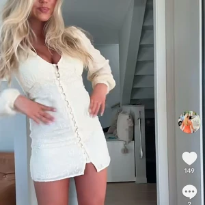 Ljusgul Adoore liknande klänning - Säljer en super fin ljusgul  klänning, storlek S❤️❤️ Endast använd en gång!!