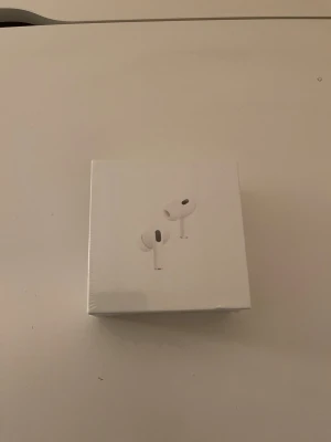 Apple AirPods Pro (2nd gen) USB-C - Säljer ett par vita Apple AirPods Pro (2nd generation) med MagSafe-laddningsetui och USB-C. Trådlösa in-ear hörlurar med stilren design och kompakt laddningsetui. Perfekta för musik, samtal och träning.