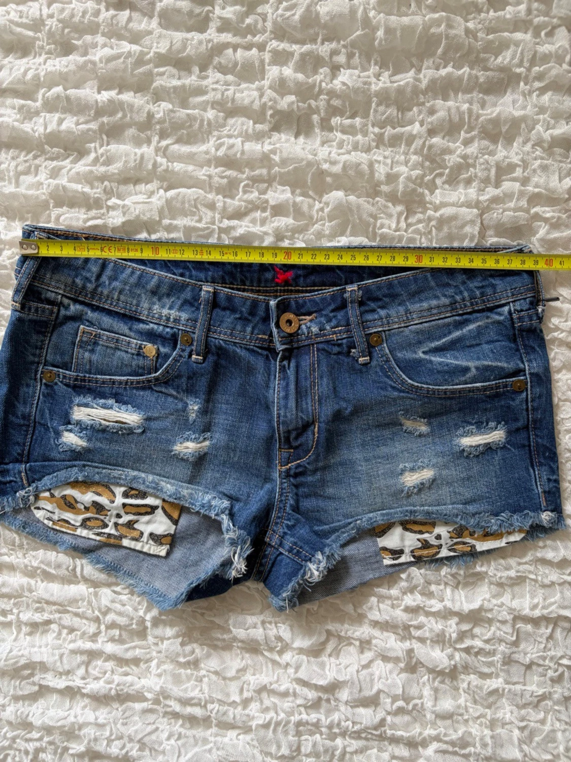 Blå jeansshorts med leoparddetaljer - 2