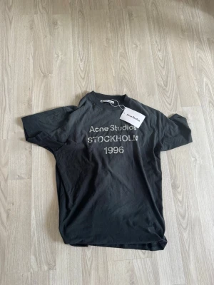 Svart Acne Studios t-shirt - Kvitto finns och man får med de på köpet såklart. Unisex som det står på hemsidan. Köpt i acne studios butiken i stockholm. Knappt använd, inga defekter. Pass storleken står på hemsidan.