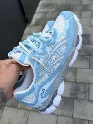 Asics ljusblå och vita sneakers - Snygga sneakers från Asics i ljusblått och vitt med mesh och mockadetaljer. Skorna har en chunky sula i vitt och grått, samt klassiska Asics-loggor på sidan. Perfekta för dig som gillar sportig och trendig stil.