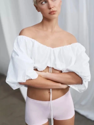 Vit topp med puffärm från Zara - Säljer denna topp från Zara. Storlek S, nyskick. 