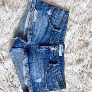 Q9 Mörkblå superlågmidjade jeansshorts - Midja ca 42