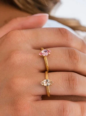 Caroline svedbom ring rosa sten onesize - En justerbar caroline svedbom ring (passar alla storlekar) som jag säljer då jag ej använder den🥰 Är i jättefint skick, skulle säga nyskick! Nypris 395 kr