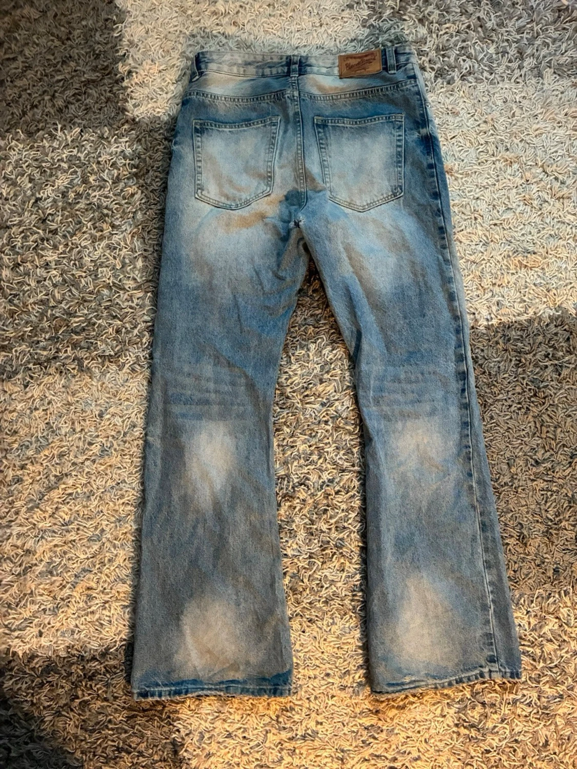 Ljusblå bootcut jeans med slitningar - 1