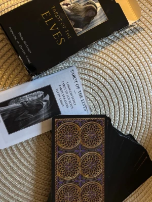 Tarot of the elves  - I nytt och mycket bra skick, guidebook medföljer självklart. Korten  är som nya och inte använda,  enbart tittat på korten. Varan finns på andra ställen också då jag vill få sålt så fort som möjligt. + Äkta kort, Ny pris i affär: 192kr (skickas samma dag eller dagen därpå, vid frågor tveka inte att höra av er ❤️) 