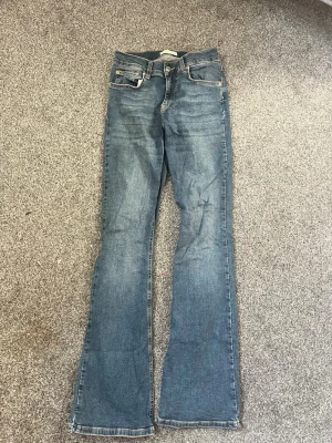Blå bootcut jeans - Säljer ett par klassiska blå bootcut jeans från gina tricot. Använda några fåtal gånger, ser ut om nya. Säljs för att dom inte kommer till användning💕 Nypris 399kr 