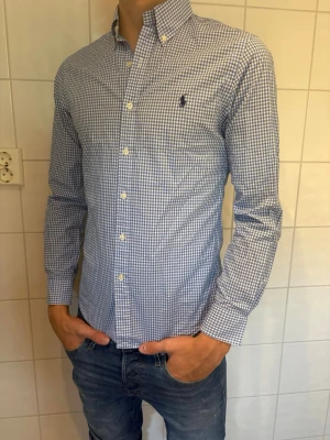 Ralph lauren skjorta - Säljer nu en snygg Ralph lauren skjorta, mycket fint skick. Jag på bilden är 185cm lång! Hör av er vid frågor eller funderingar!