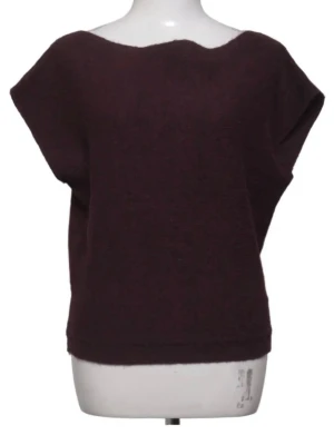 Stickad off shoulder tröja  - Vinröd stickad off shoulder topp från Nelly. Jätte snygg men köpte tyvärr i fel storlek. Helt oanvänd och ny. Säljer för att de inte kommer komma till användning då den inte passar mig💕 Nypris 299kr 