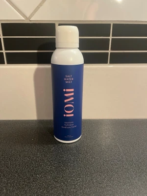Saltvattenspray från IOMI - Saltvattenspray från IOMI, märke av frisören Adam Lukacs som ger textur och volym till håret. Perfekt för att skapa en strandig look med medium stadga. Innehåller återfuktande och stärkande ingredienser. Nypris: 259 kr. Ca 75 % kvar. 