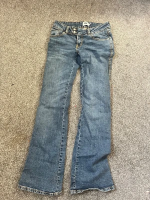 Blå bootcut jeans  - Snygga blå bootcut jeans med dubbla knappar i midjan. Använda några fåtal gånger och säljs för att de inte kommer till användning💕Nypris ungefär 300kr 