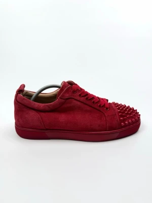 Christian Louboutin sneakers - Christian Louboutin Louis junior spikes flat suede - Skick: 9/10 - Storlek: 40,5 - nypris: ca 8000 - 100% autentiska