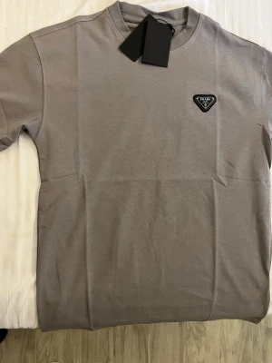 Prada t-shirt - Helt ny och oanvänd.